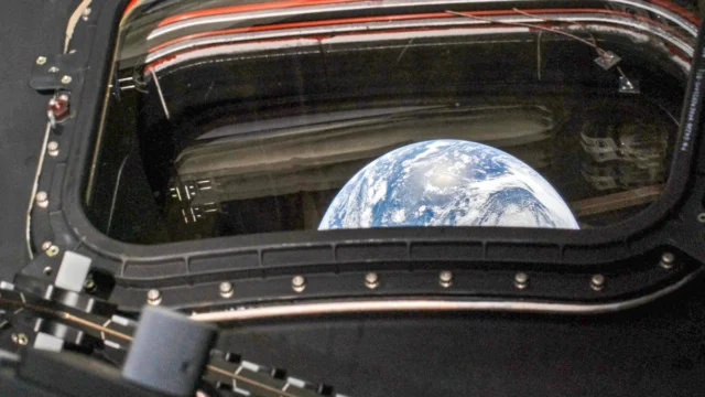 In Apr. 2026, Artemis II Astronauts Captured Earth Selfies with iPhone 17 Pro Max Front Camera