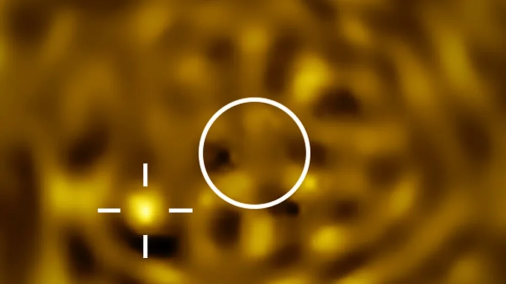 A yellow-tinted radio image showing a bright source under a crosshair and a circled central region.