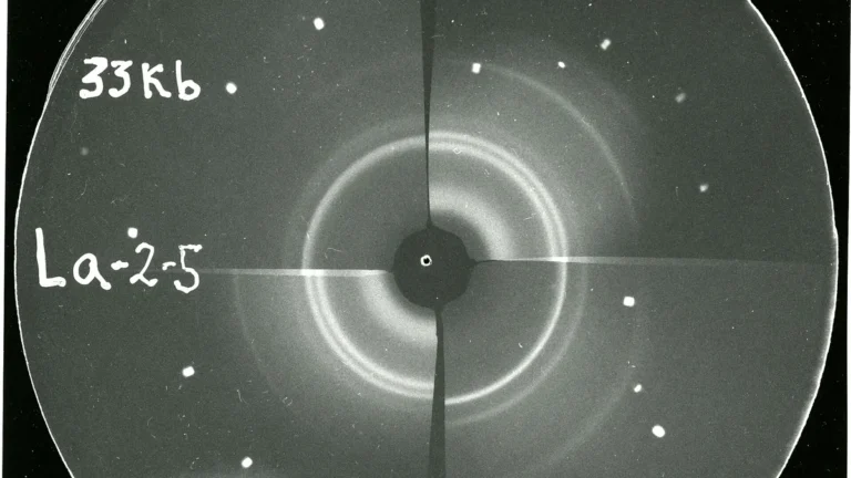 Scientific diffraction pattern showing concentric rings and bright spots, labeled with '33 Kb' and 'La-2-5'.